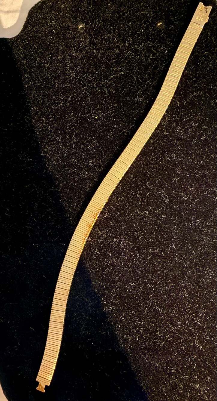 18K Yellow Gold Screw Motif Flexible Bracelet
Weight 19.29 Gr Solid Gold